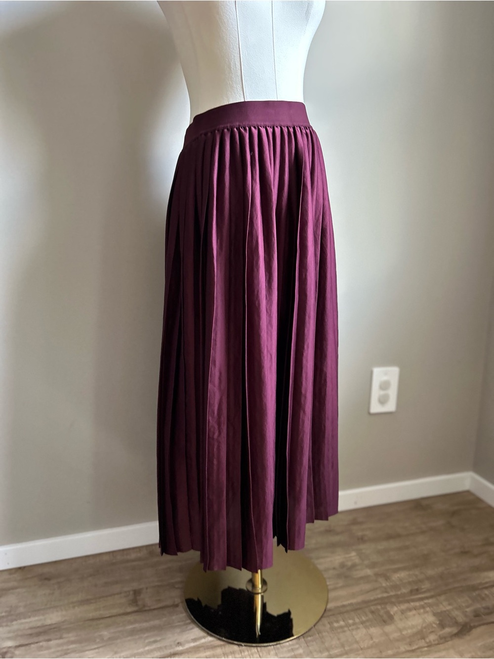 Lululemon Satin Pleated Midi Skirt
Garnet lightweight preppy academia twirl